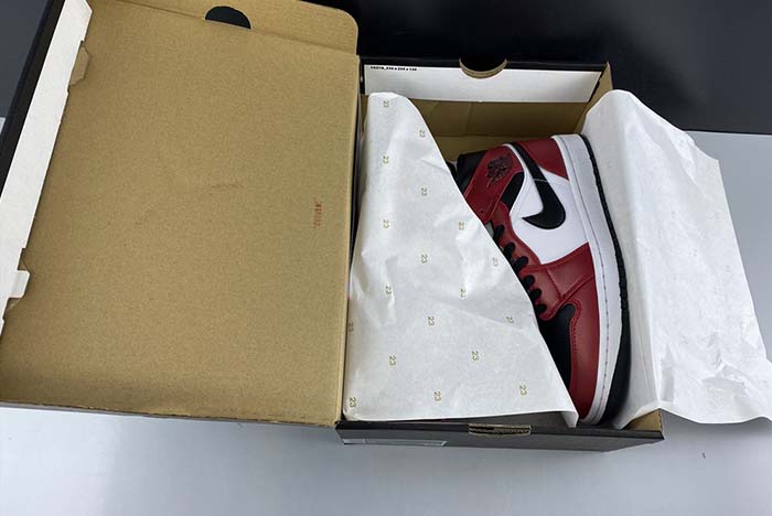 Air Jordan 1 Mid Chicago 554724-069