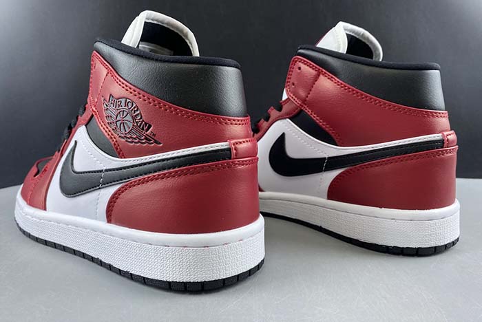 Air Jordan 1 Mid Chicago 554724-069