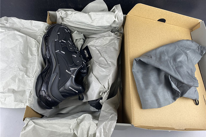 Ba*len*cia*ga triple s black sneaker  524039 w09e1 2021