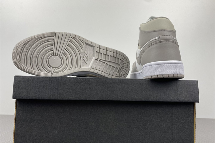 Air Jordan 1 Mid AJ1  554724-082