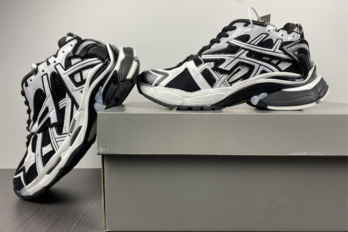 7.0 Ba*len*cia*ga -runner 9010