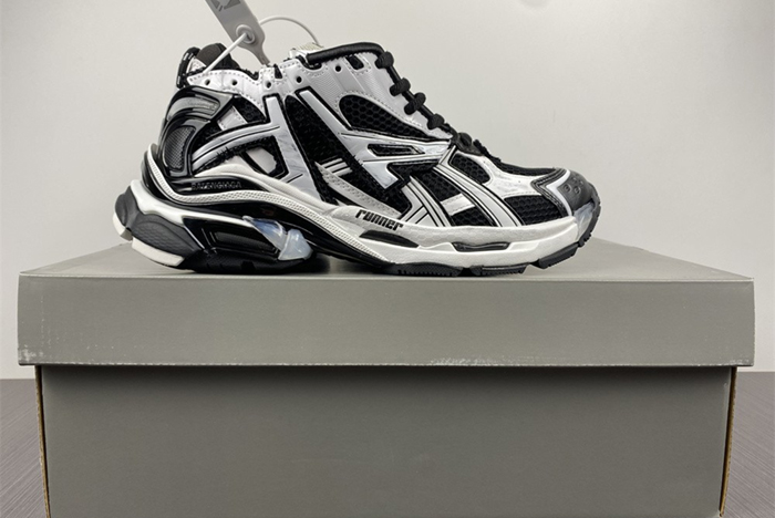 7.0 Ba*len*cia*ga -runner 9010