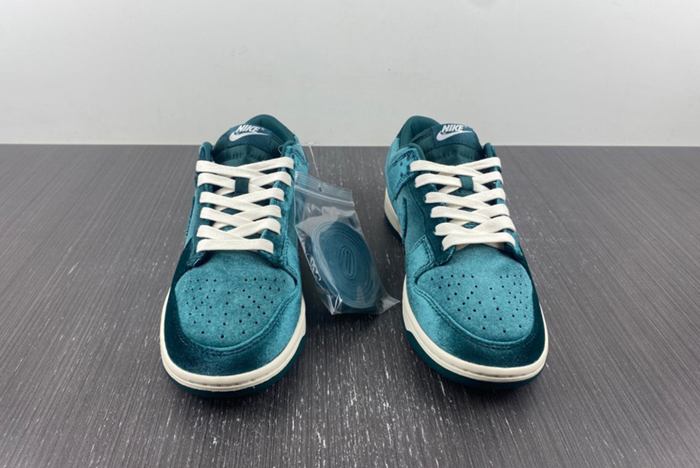 Nike Dunk Low "Green Velvet" DZ5224-300