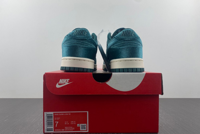Nike Dunk Low "Green Velvet" DZ5224-300