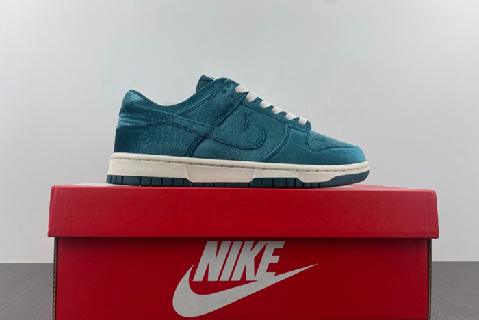 Nike Dunk Low "Green Velvet" DZ5224-300