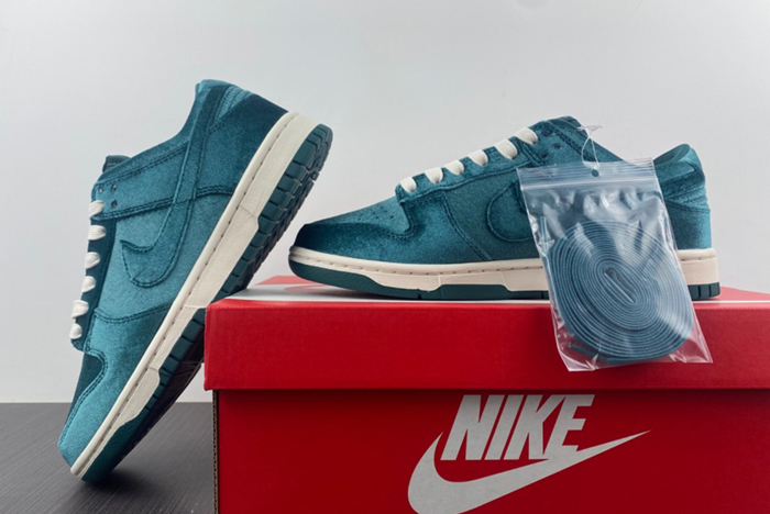 Nike Dunk Low "Green Velvet" DZ5224-300