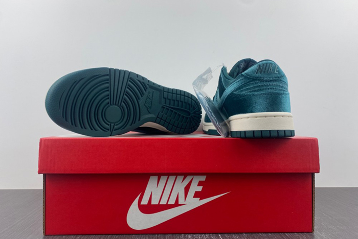 Nike Dunk Low "Green Velvet" DZ5224-300