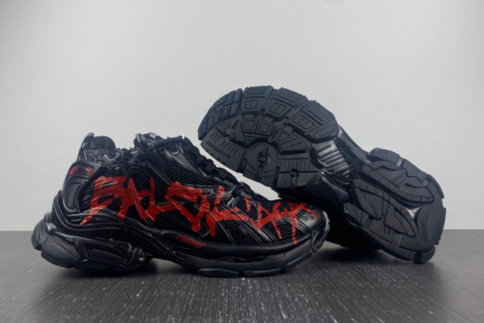 7.0 Ba*len*cia*ga -runner black and red
