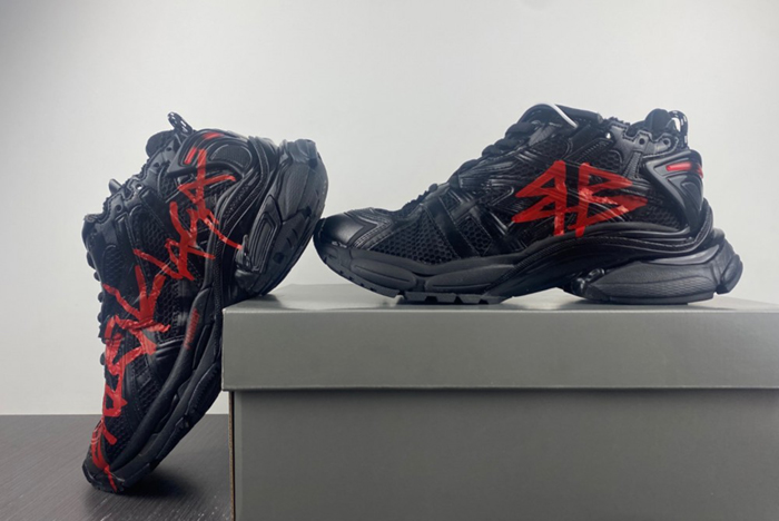 7.0 Ba*len*cia*ga -runner black and red
