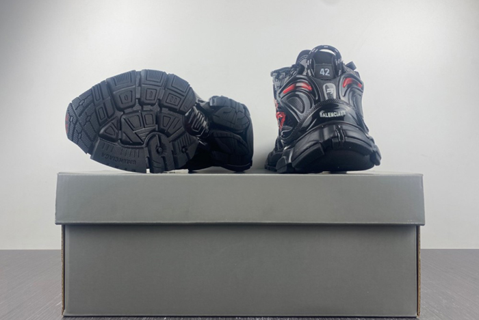 7.0 Ba*len*cia*ga -runner black and red