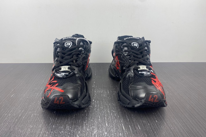 7.0 Ba*len*cia*ga -runner black and red