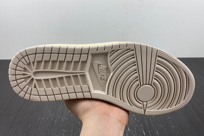 Travis Scott x Air Jordan 1 Low DM7866-102